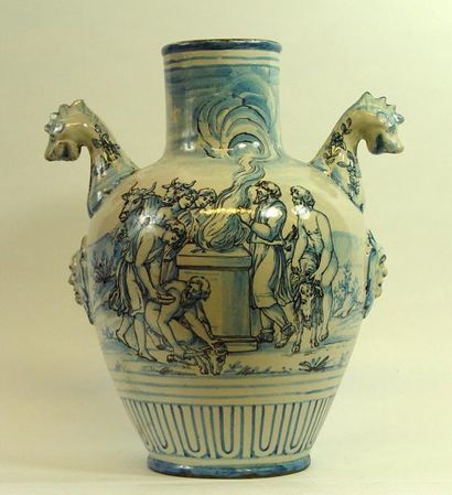 null 169- Vase en faïence bleue et blanche à décor de mascarons et scène mythologique

Base...