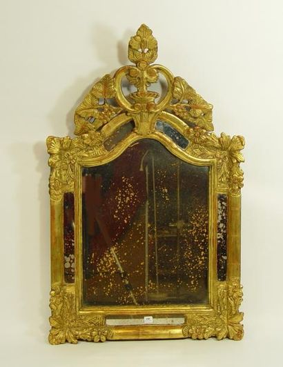 null 180- Miroir à parecloses en bois sculpté et doré

Fronton rapporté

90 x 50...