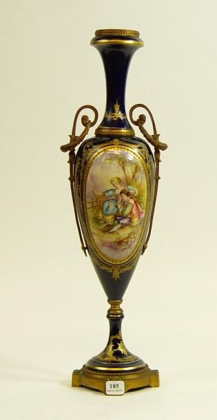 null 185- Vase en porcelaine bleue et or à décor de moulin

Monture de bronze doré

Hauteur...