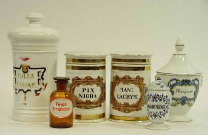 null 195- Six pots à pharmacie en porcelaine
