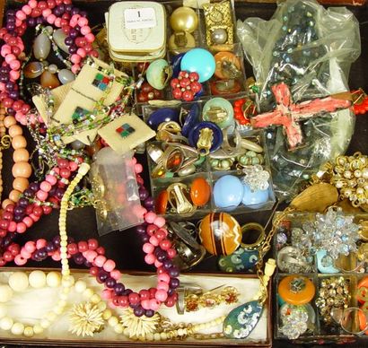 null 1- Lot de bijoux fantaisie : bracelets, boucles d'oreille, broches, colliers...