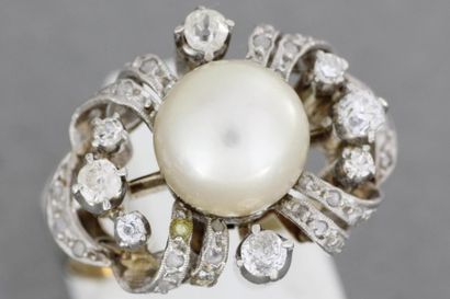null 104- Bague en or et platine ornée d'une perle et de diamants

Pds : 7,3 g