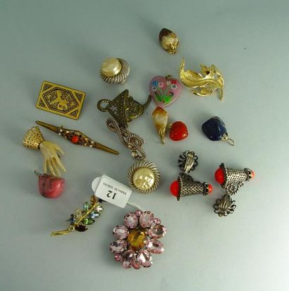 null 12- Lot de bijoux fantaisie : broches, boucles d'oreille et pendentif
