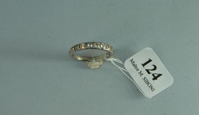 null 124- Demi-alliance en platine sertie de diamants taille ancienne

Tour de doigt...