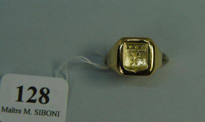 null 128- Chevalière armoirée en or jaune gravée d'un blason

Tour de doigt : 48

Pds...