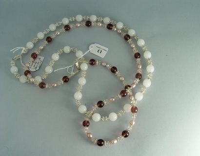 null 13- Deux sautoirs de pierres roses, blanches, perles et cristaux