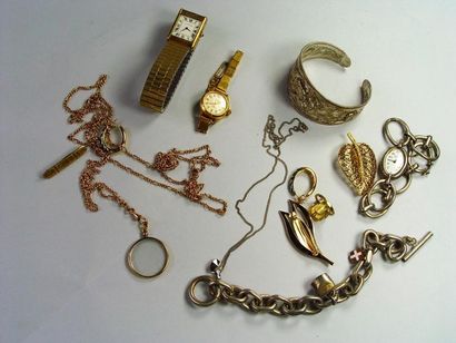 null 147- Lot de bijoux : bracelets, broches, boucles d'oreille, montres et bagu...