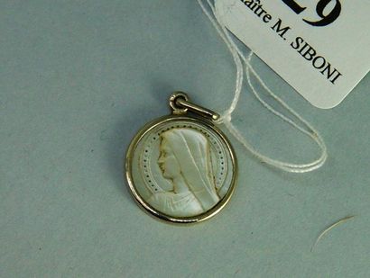 null 29- Médaille ''Vierge'' en nacre, monture en or gris

Pds : 1 g