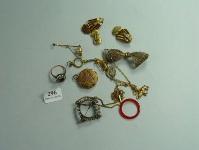 null 296- Bagues, broches, médailles, pendentif, clé de montre et bracelet en métal...