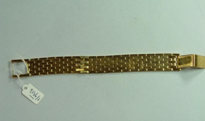null 296- Bagues, broches, médailles, pendentif, clé de montre et bracelet en métal...