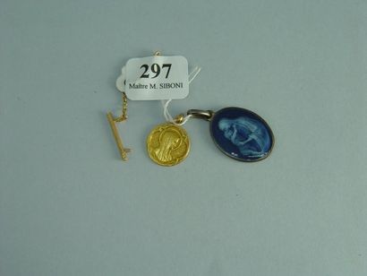 null 297- Deux médailles ''Vierge'', l'une en or jaune (pds : 1,90 g), l'autre en...