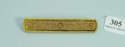 null 305- Broche rectangulaire en or de deux tons à décor d'arabesques et fleurs

Pds...