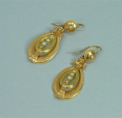 null 309- Paire de pendants d'oreille en or jaune sertis de perles

Pds : 4,20 g