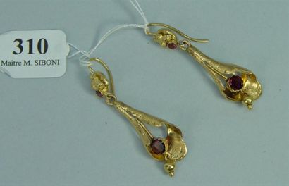 null 310- Paire de pendants d'oreille en or jaune sertis de pierres rouges

Pds :...