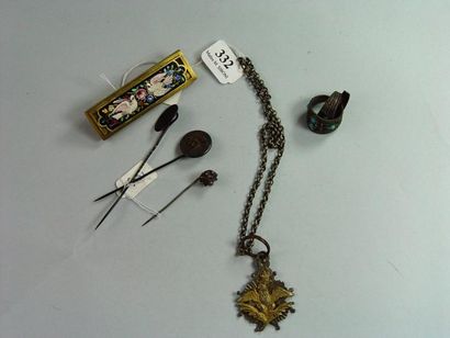null 332- Lot de bijoux fantaisie : deux bagues et chaîne en argent et métal