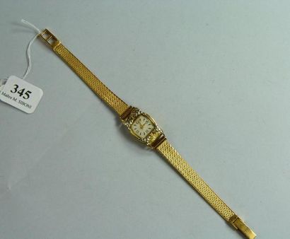 null 345- Montre bracelet de dame en or de deux tons

(accident)

Pds : 22,30 g