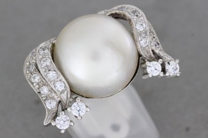 null 44- Bague en or ornée d'une perle Mabé (17/18mm) épaulée de motifs sertis de...
