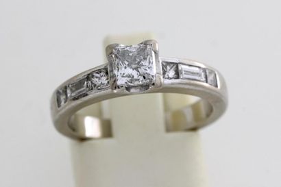 null 54- Bague en or ornée d'un diamant de taille princesse épaulé de diamants princesses...