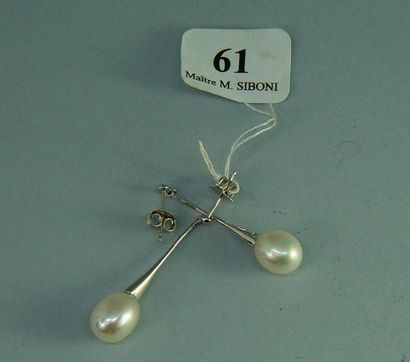 null 61- Pendants d'oreille en or gris ornés de perles d'eau douce ovales

Pds :...