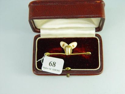 null 68- Broche ''barrette de chasse'' en or jaune 18K ornée de dents de cervidé,...