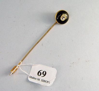 null 69- Epingle de cravate en or jaune 18K, demi-cercle émaillé noir, sertie au...