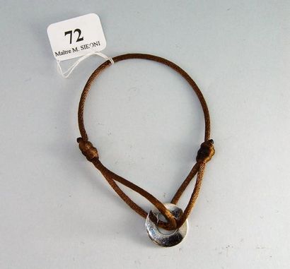 null 72- DINH VAN

Bracelet sur cordon de soie marron orné d'un motif ''cible'' en...
