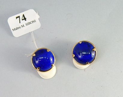 null 74- Clips d'oreille en or jaune ornés de cabochons de lapis-lazuli

Pds brut...