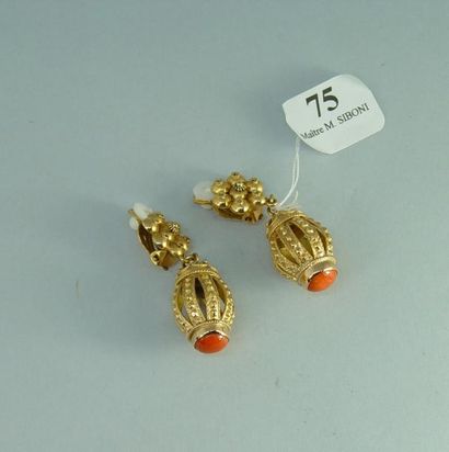 null 75- Clips d'oreille articulés en or jaune, pendants en forme de lanternes sertis...