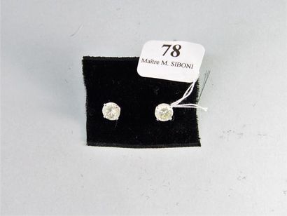 null 78- Paire de clous d'oreille en or gris

Pds des diamants : environ 2 carats

Pds...