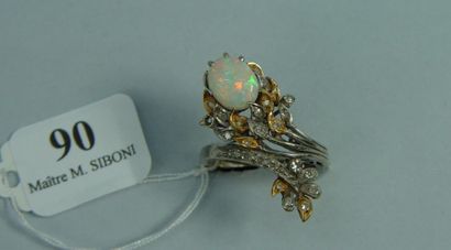 null 90- Bague en or jaune et or gris sertie d'une opale et petits diamants à décor...