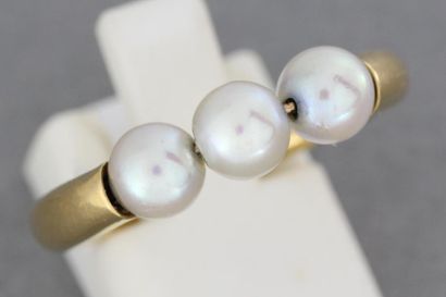 null 95- CHAUMET

Bague en or ornée de trois perles

Pds : 8,3 g