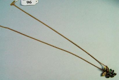 null 96- MELLERIO

Collier en or orné d'un motif central représentant une grappe...