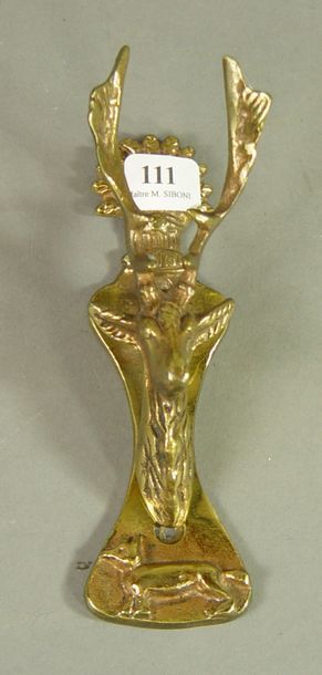 null 111- ''Knocker'' à décor de cerf et renard en métal doré

H : 14 cm