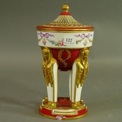 null 122- Brûle-parfum en porcelaine

Style Empire

(fêle et choc)

H : 23 cm