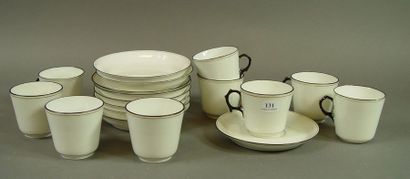 null 131- Neuf tasses et sous-tasses en porcelaine de Limoges, anses à décor de ...