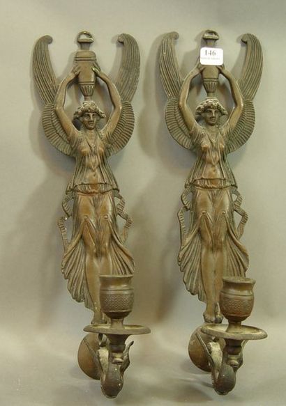 null 146- Paire d'appliques en bronze à décor de cygnes et cariatides

H : 33 cm