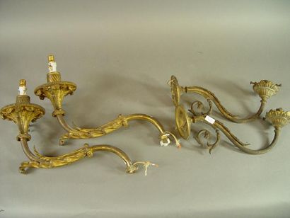 null 167- Deux paires d'appliques en bronze doré
