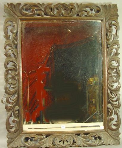 null 168- Miroir cadre en bois sculpté

H : 82 cm