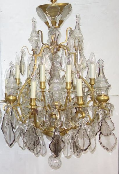 null 181- Important lustre à pendeloques en cristal et bronze doré à douze lumiè...