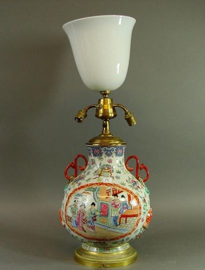 null 193- Vase en porcelaine de Chine monté en lampe

H : 35 cm