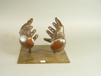 null 197- ''Mains''

Sculpture en bronze patiné