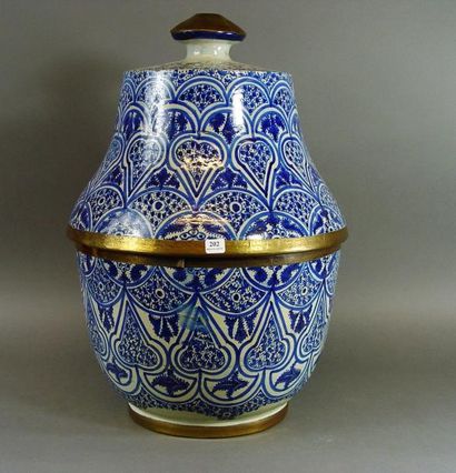 null 202- Important pot couvert en céramique bleue et blanche et feuilles de cuivre

Afrique...