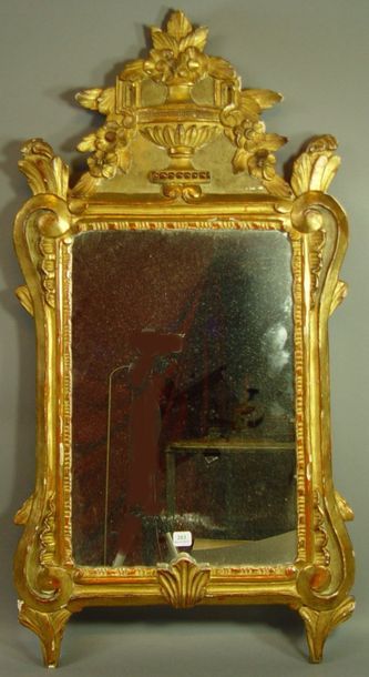 null 203- Miroir cadre en bois sculpté et pâte dorée à décor d'un vase fleuri

Style...