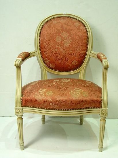 null 214- Paire de fauteuils en bois mouluré

Style Louis XVI