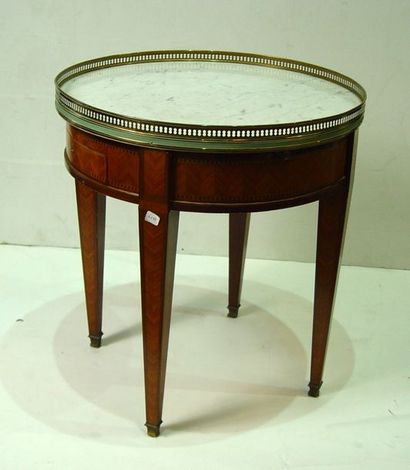 null 218- Table bouilloltte

Dessus de marbre, galerie ajourée

Style Louis XVI

H...