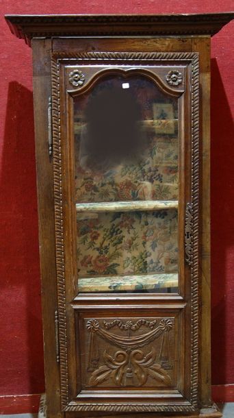 null 235- Vitrine une porte en bois sculpté

71 x 68 x 35 cm
