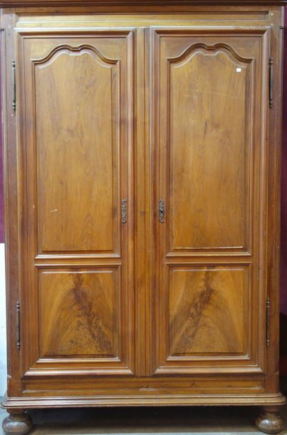 null 237- Armoire rustique à deux portes en bois mouluré

240 x 58 x 152 cm