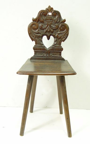 null 249- Chaise Lorraine en bois sculpté