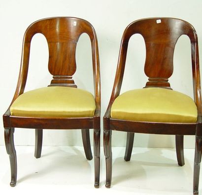 null 251- Paire de chaises gondoles en placage d'acajou

Style Restauration