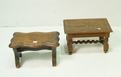 null 260- Deux tabourets, pieds en bois sculpté